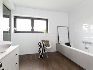 Dom w Bochni - Duża łazienka z oknem, styl skandynawski - zdjęcie od STABRAWA.PL architektura wnętrz