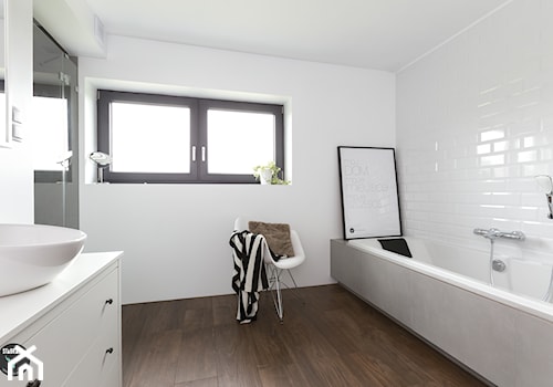 Dom w Bochni - Duża łazienka z oknem, styl skandynawski - zdjęcie od STABRAWA.PL architektura wnętrz