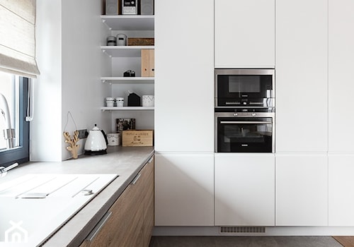 Dom w Bochni - Średnia otwarta biała z zabudowaną lodówką kuchnia w kształcie litery l, styl skandynawski - zdjęcie od STABRAWA.PL architektura wnętrz