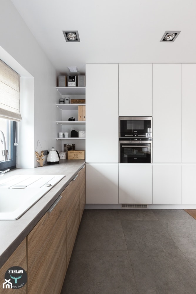 Dom w Bochni - Średnia otwarta biała z zabudowaną lodówką kuchnia w kształcie litery l, styl skandynawski - zdjęcie od STABRAWA.PL architektura wnętrz