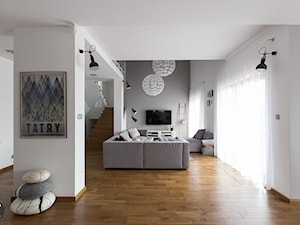 Dom w Bochni - Średni biały szary salon, styl skandynawski - zdjęcie od STABRAWA.PL architektura wnętrz