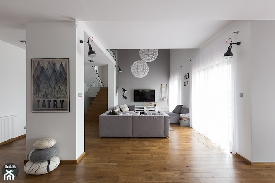 Dom w Bochni - Średni biały szary salon, styl skandynawski - zdjęcie od STABRAWA.PL architektura wnętrz