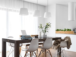 Dom w Bochni - Średnia biała jadalnia w salonie, styl skandynawski - zdjęcie od STABRAWA.PL architektura wnętrz