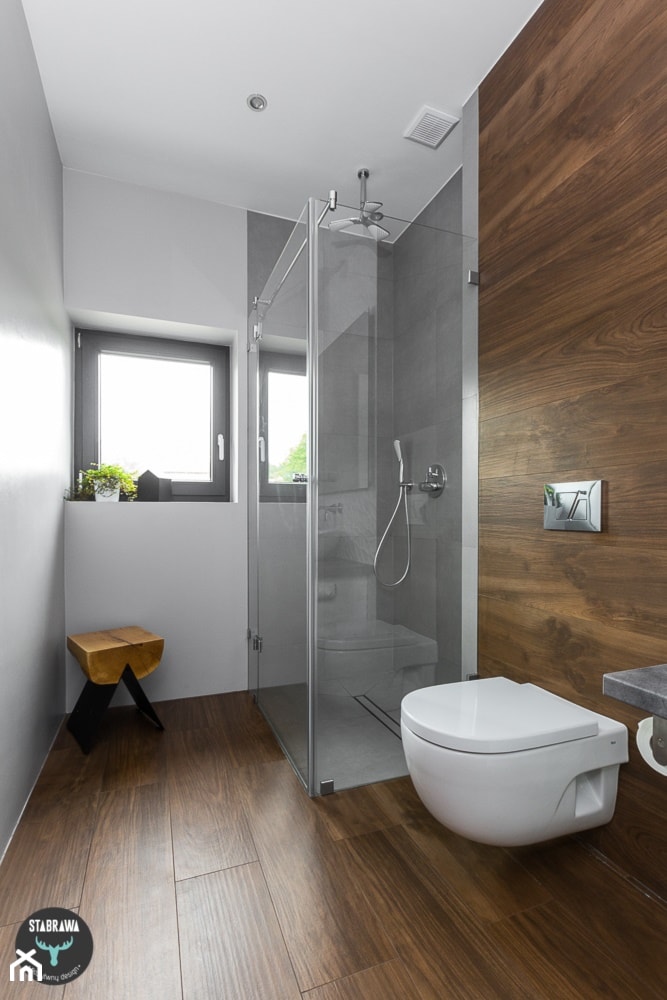Dom w Bochni - Średnia z punktowym oświetleniem łazienka z oknem, styl skandynawski - zdjęcie od STABRAWA.PL architektura wnętrz - Homebook