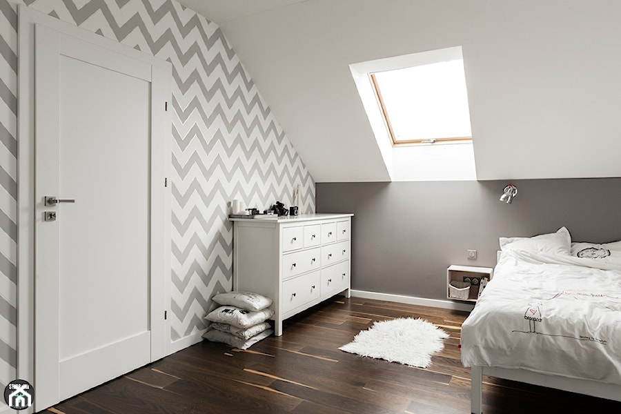 Dom pod Krakowem - nowa stylizacja - Średnia beżowa biała szara sypialnia na poddaszu, styl skandynawski - zdjęcie od STABRAWA.PL architektura wnętrz