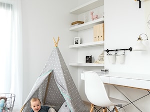 Dom w Bochni - Średni biały pokój dziecka dla dziecka dla chłopca dla dziewczynki, styl skandynawski - zdjęcie od STABRAWA.PL architektura wnętrz