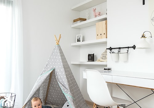Dom w Bochni - Średni biały pokój dziecka dla dziecka dla chłopca dla dziewczynki, styl skandynawski - zdjęcie od STABRAWA.PL architektura wnętrz