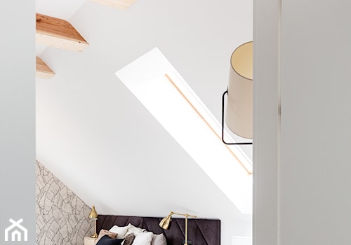 Dom pod Krakowem - Średnia biała szara sypialnia na poddaszu, styl skandynawski - zdjęcie od STABRAWA.PL architektura wnętrz