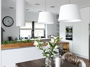 Dom w Bochni - Średnia biała jadalnia w salonie, styl skandynawski - zdjęcie od STABRAWA.PL architektura wnętrz