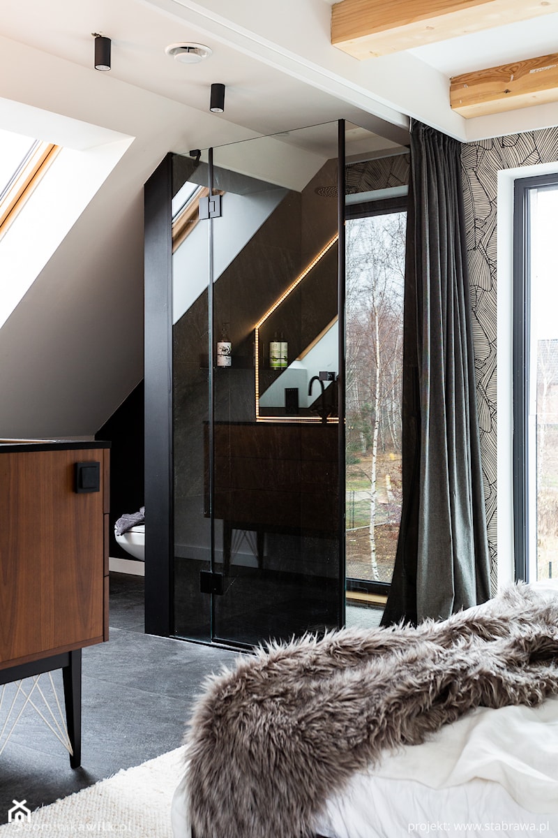 Dom pod Krakowem - Średnia biała szara sypialnia na poddaszu z łazienką, styl skandynawski - zdjęcie od STABRAWA.PL architektura wnętrz