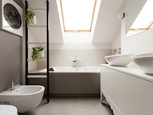 Dom pod Krakowem - nowa stylizacja - Średnia na poddaszu z dwoma umywalkami łazienka z oknem, styl skandynawski - zdjęcie od STABRAWA.PL architektura wnętrz