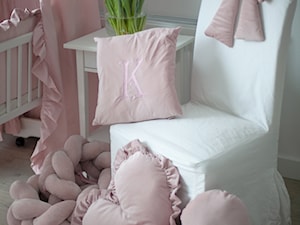 Przepiękne ozdobne poduszki z falbanką i wyhaftowanymi literkami - zdjęcie od Bibibaby.poland