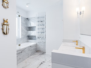 Elegancka łazienka - biel i złoto - zdjęcie od Gotowe Mieszkanie