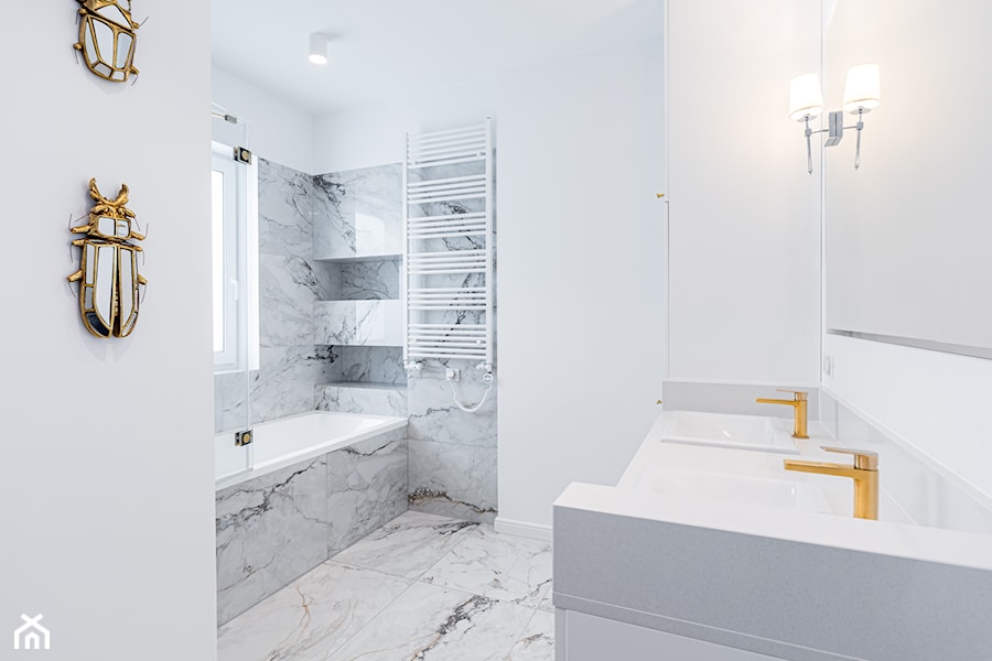 Elegancka łazienka - biel i złoto - zdjęcie od Gotowe Mieszkanie