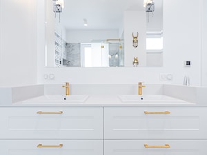 Białe meble łazienkowe ze złotymi uchwytami - zdjęcie od Gotowe Mieszkanie