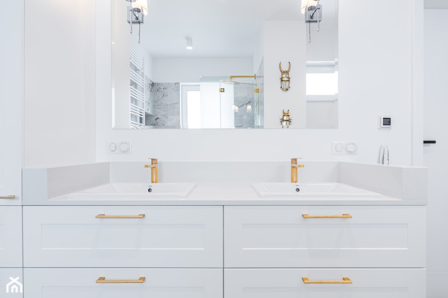 Białe meble łazienkowe ze złotymi uchwytami - zdjęcie od Gotowe Mieszkanie