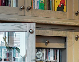 Biblioteczka z drewna w stylu prowansalskim - zdjęcie od Forrest Home Architecture & Art - Homebook