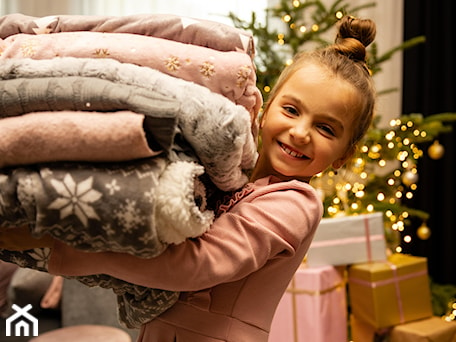 Aranżacje wnętrz - Salon: Święta w stylu Soft Pink - Homla. Przeglądaj, dodawaj i zapisuj najlepsze zdjęcia, pomysły i inspiracje designerskie. W bazie mamy już prawie milion fotografii!