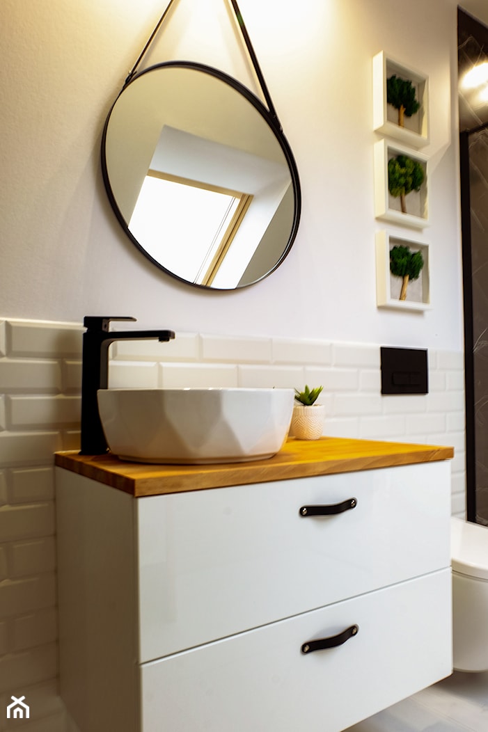 Biało drewniana łazienka na poddaszu - zdjęcie od MITJA DIZAJN - Homebook