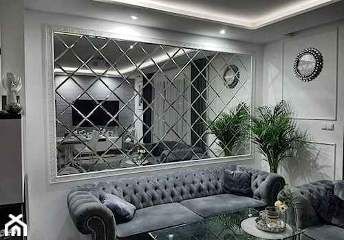 Średni biały szary salon z jadalnią, styl glamour - zdjęcie od Lustra Glamour
