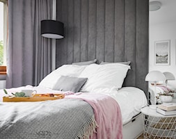 sypialnia - Średnia biała szara szary z panelami tapicerowanymi sypialnia, styl skandynawski - zdjęcie od Niebanalne Aranżacje Przestrzeni Zamkniętych - Homebook