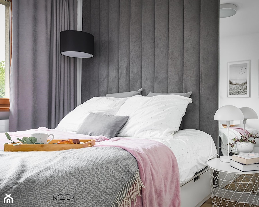 sypialnia - Średnia biała szara szary z panelami tapicerowanymi sypialnia, styl skandynawski - zdjęcie od Niebanalne Aranżacje Przestrzeni Zamkniętych