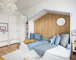 realizacja pokoju chłopca - Średni beżowy biały z łóżkiem z farbą na ścianie pokój dziecka dla dziec ... - zdjęcie od Niebanalne Aranżacje Przestrzeni Zamkniętych - Homebook