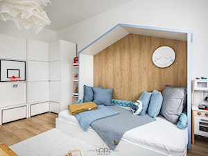 realizacja pokoju chłopca - Średni beżowy biały z łóżkiem z farbą na ścianie pokój dziecka dla dziecka dla chłopca, styl skandynawski - zdjęcie od Niebanalne Aranżacje Przestrzeni Zamkniętych