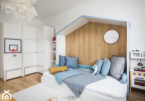 realizacja pokoju chłopca - Średni beżowy biały z łóżkiem z farbą na ścianie pokój dziecka dla dziec ... - zdjęcie od Niebanalne Aranżacje Przestrzeni Zamkniętych