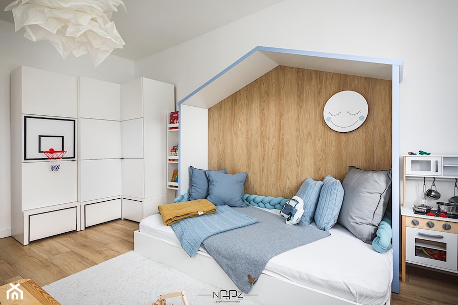 realizacja pokoju chłopca - Średni beżowy biały z łóżkiem z farbą na ścianie pokój dziecka dla dziecka dla chłopca, styl skandynawski - zdjęcie od Niebanalne Aranżacje Przestrzeni Zamkniętych