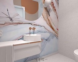Toaleta z fototapetą i elementami w kolorze miedzi - Łazienka, styl nowoczesny - zdjęcie od Niebanalne Aranżacje Przestrzeni Zamkniętych - Homebook