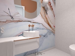 Toaleta z fototapetą i elementami w kolorze miedzi - Łazienka, styl nowoczesny - zdjęcie od Niebanalne Aranżacje Przestrzeni Zamkniętych