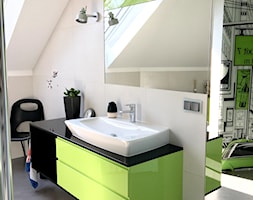 Łazienka z zielenią dla dziecka - Średnia na poddaszu z lustrem łazienka z oknem, styl nowoczesny - zdjęcie od Niebanalne Aranżacje Przestrzeni Zamkniętych - Homebook