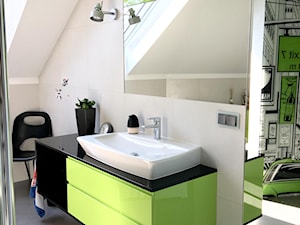 Łazienka z zielenią dla dziecka - Średnia na poddaszu z lustrem łazienka z oknem, styl nowoczesny - zdjęcie od Niebanalne Aranżacje Przestrzeni Zamkniętych