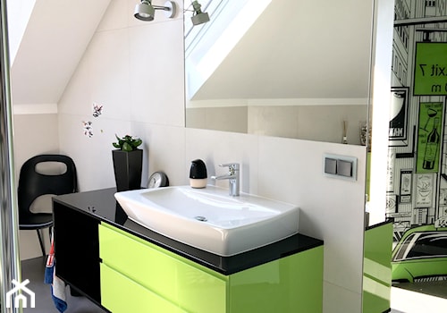Łazienka z zielenią dla dziecka - Średnia na poddaszu z lustrem łazienka z oknem, styl nowoczesny - zdjęcie od Niebanalne Aranżacje Przestrzeni Zamkniętych