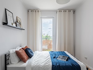 Przytulna sypialnia z niebieskimi akcentami - zdjęcie od PMB Home Staging