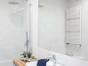 Duże lustro w łazience - zdjęcie od PMB Home Staging