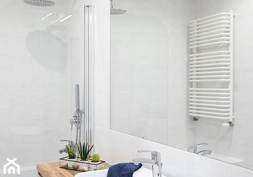 Duże lustro w łazience - zdjęcie od PMB Home Staging