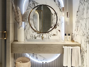 Łazienka z marmurową płytką przy sypialni. - zdjęcie od Honest Studio projektowanie wnętrz