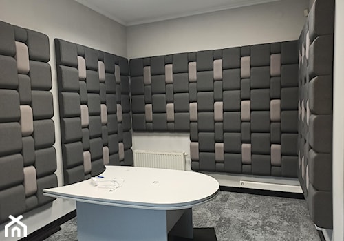 Panele tapicerowane na ścianę w pokoju do nagrań Radio Radom - zdjęcie od Meblesid