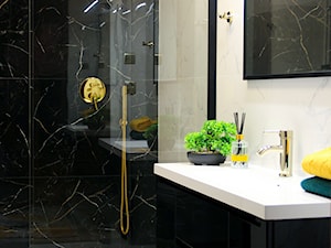 Łazienka marmur biały i czarny - zdjęcie od Dom z Afisza