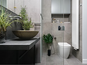 Łazienka ze złotą umywalką. - zdjęcie od Marta Kapłan Architekt