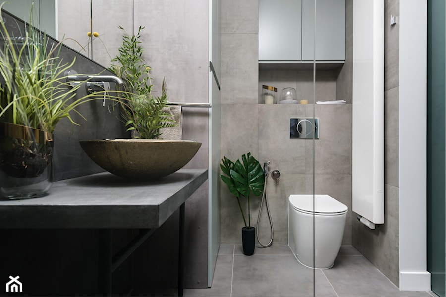 Łazienka ze złotą umywalką. - zdjęcie od Marta Kapłan Architekt