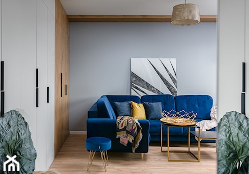 Salon z granatową kanapą. - zdjęcie od Marta Kapłan Architekt