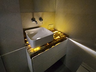 Niewielka toaleta z podświetlanym blatem kamiennym