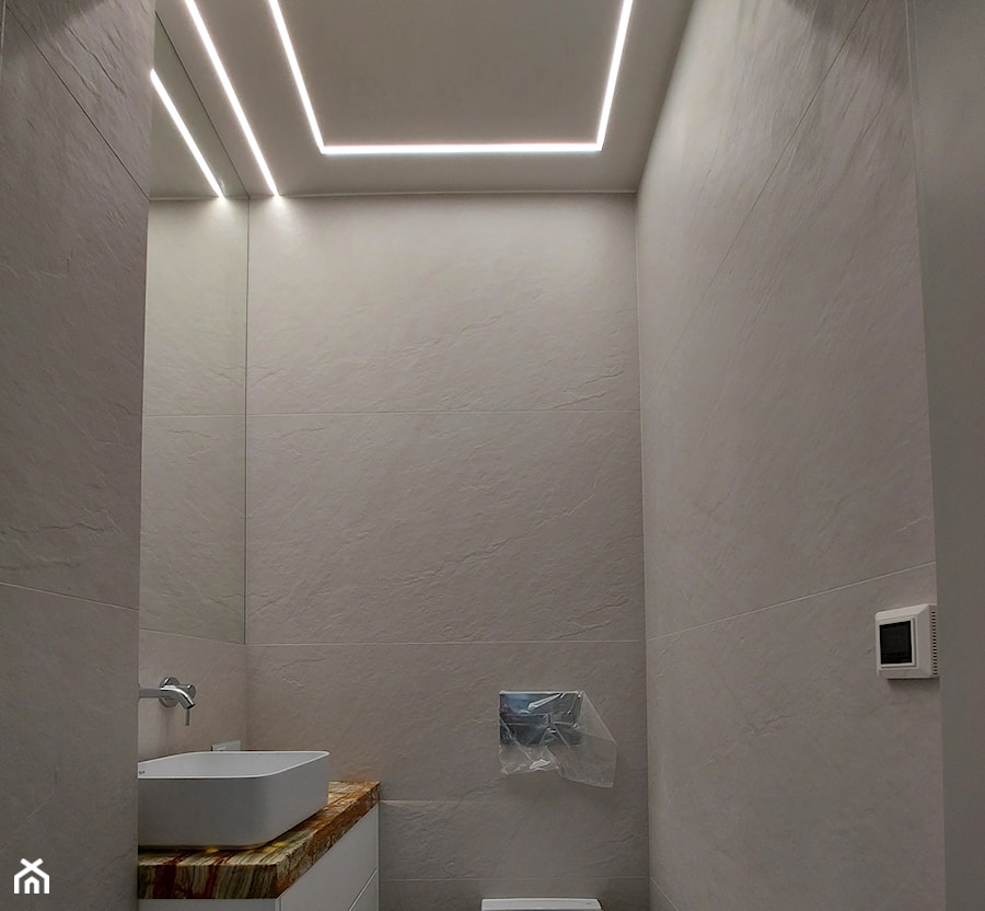 Niewielka toaleta z podświetlanym blatem kamiennym - Łazienka - zdjęcie od MDRemont