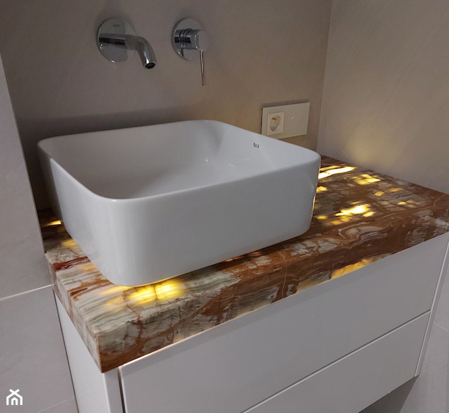 Niewielka toaleta z podświetlanym blatem kamiennym - Łazienka - zdjęcie od MDRemont