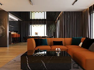 Salon z kominkiem elektrycznym oraz lamelami, rudą sofą oraz ciemnymi meblami - zdjęcie od Open Room Projekty Wnętrz
