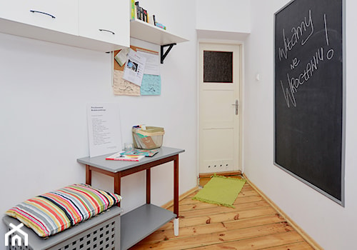 Homestaging - przedpokój w mieszkaniu dla studentów - zdjęcie od Dekwadra Homestaging Aranżacja Projektowanie Wnętrz Wrocław