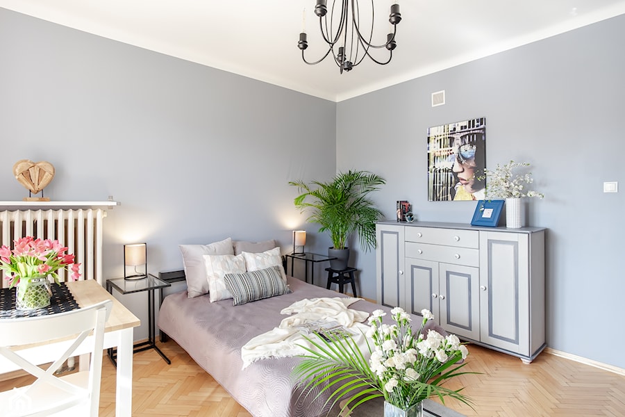 Home Staging mieszkania dwupokojowego (najem długoterminowy) - Sypialnia, styl nowoczesny - zdjęcie od Homestagerkawarszawa